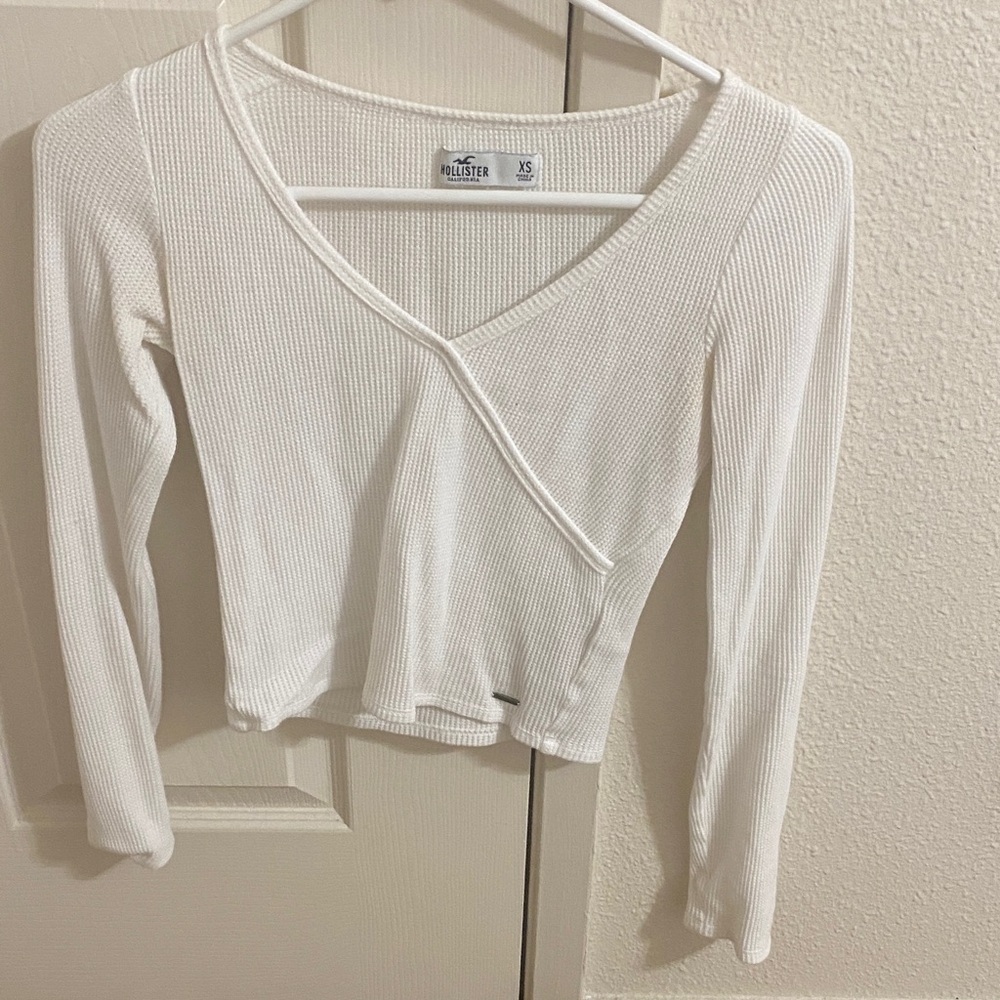 Hollister Women's Cream V-Neck Ribbed Top